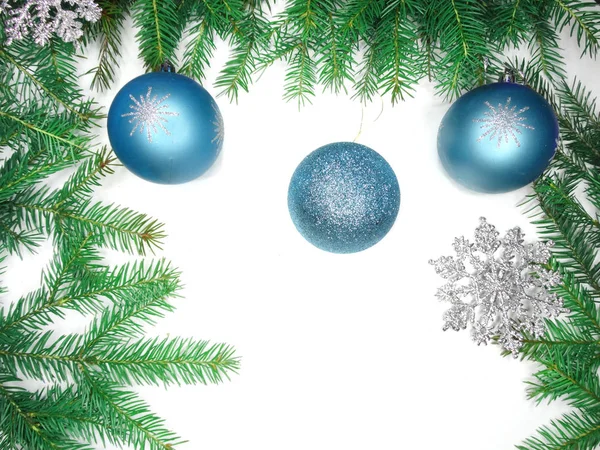 Kerst decoratie compositie bij spar takken op witte achterzijde — Stockfoto