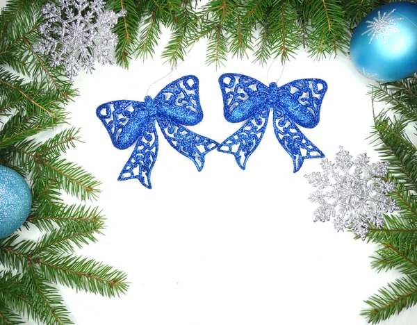 Composición de decoración de Navidad con ramas de abeto en la espalda blanca — Foto de Stock