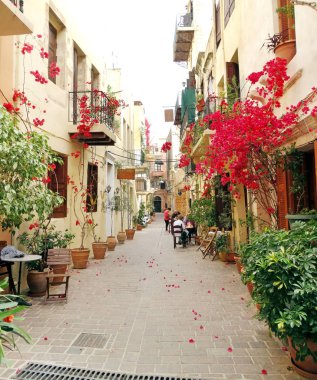 geleneksel sokak amoung bougainvillaea Yunanistan 