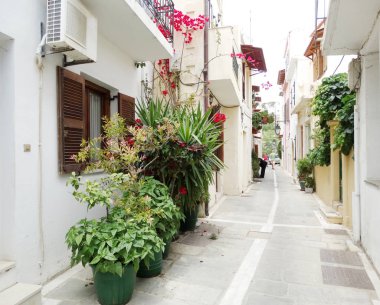 geleneksel sokak amoung bougainvillaea Yunanistan 