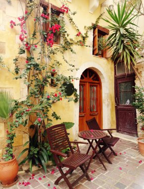 bougainvillaea Yunanistan ile geleneksel Teras
