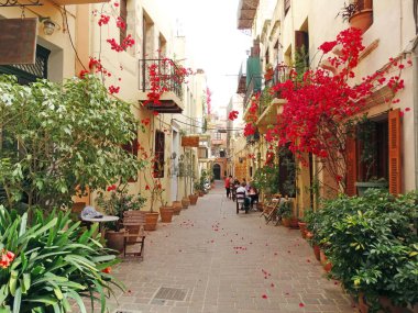 geleneksel sokak amoung bougainvillaea Yunanistan 