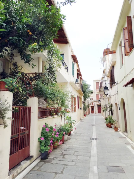 Rua tradicional com bougainvillaea brilhante na Grécia — Fotografia de Stock