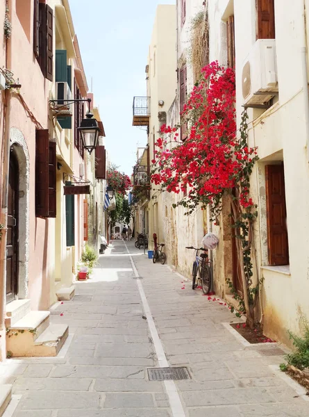 Calle tradicional con bougainvillaea brillante en Grecia — Foto de Stock