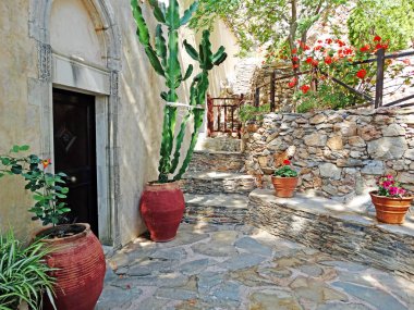 bougainvillaea Yunanistan arasında geleneksel sokak 