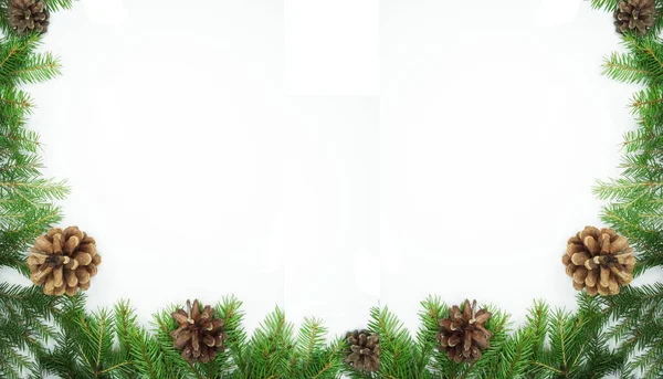 Рождественская рама с еловыми ветвями и конусами — стоковое фото