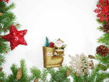 Noel dekorasyon çerçeve çam dalları ve koniler