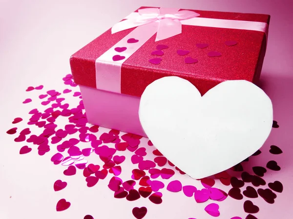 Regalo caja tarjeta de felicitación día de San Valentín amor vacaciones concepto — Foto de Stock