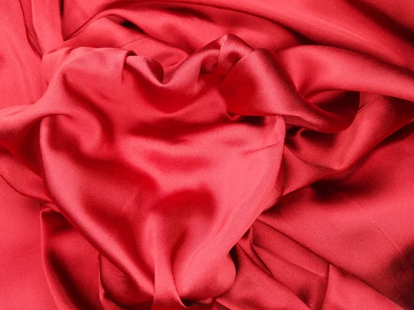 Material de cetim vermelho com conceito de amor de forma de coração — Fotografia de Stock