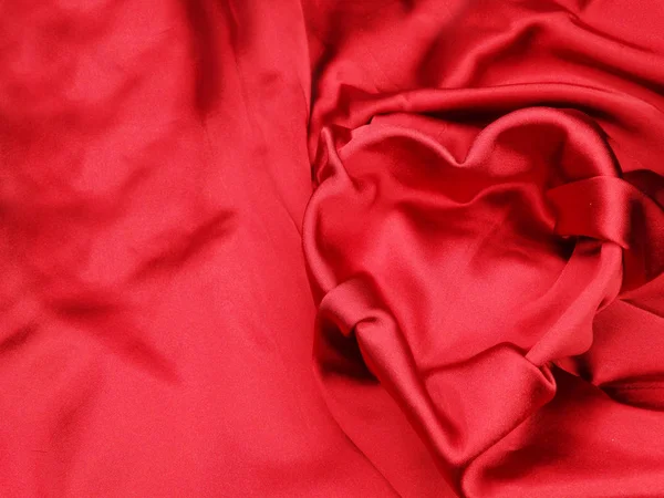 Material de cetim vermelho com conceito de amor de forma de coração — Fotografia de Stock