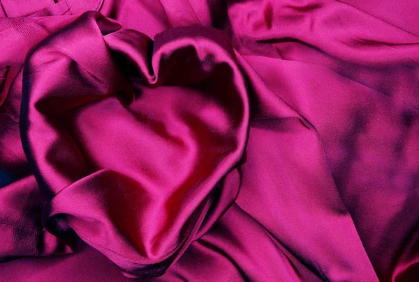 Material de satén rojo con concepto de amor en forma de corazón — Foto de Stock