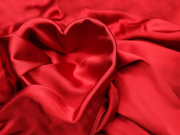 Material de satén rojo con concepto de amor en forma de corazón — Foto de Stock