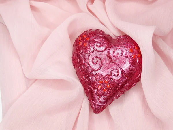 Material de cetim vermelho com conceito de amor de forma de coração — Fotografia de Stock