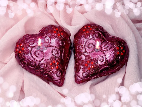 Červený saténový materiál s konceptem Láska tvaru srdce — Stock fotografie
