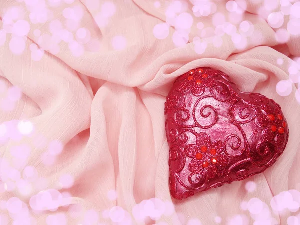 Material de cetim vermelho com conceito de amor de forma de coração — Fotografia de Stock