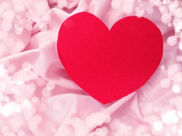 Röd satin material med hjärta form kärlek koncept — Stockfoto