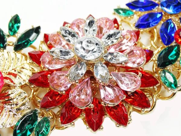 Smycken halsband med ljusa kristaller brosch — Stockfoto