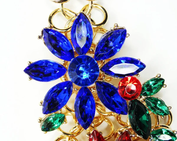 Colar de jóias com broche de cristais brilhantes — Fotografia de Stock