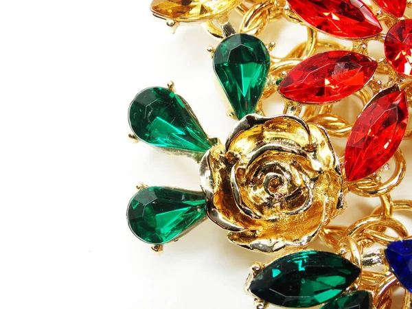 Ювелирное ожерелье с яркой брошь кристаллов — стоковое фото