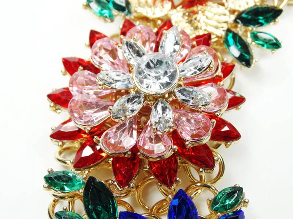 Smycken halsband med ljusa kristaller brosch — Stockfoto