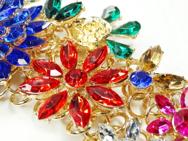 Collier bijoux avec broche cristaux brillants — Photo