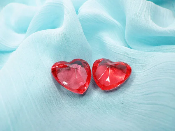Corações de gema de safira no conceito de amor material de seda — Fotografia de Stock