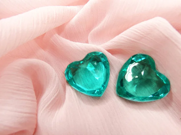 Corações de gema de safira no conceito de amor material de seda — Fotografia de Stock