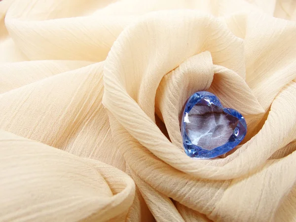 Coeur de gemme de saphir sur le concept d'amour matériel en soie — Photo