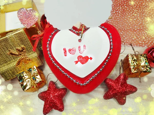 Вітальна листівка серця композиція на дерев'яному фоні — стокове фото