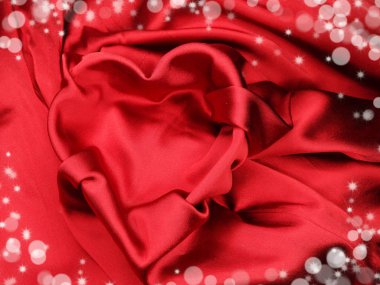 kırmızı saten malzeme kalp şekli aşk kavramı ile