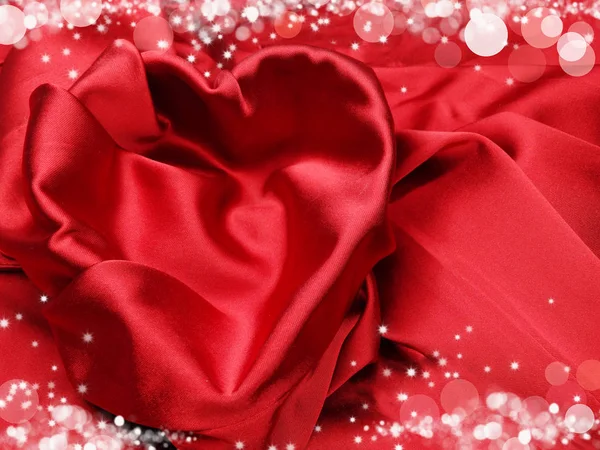 Красный атласный материал с концепцией любви формы сердца — стоковое фото