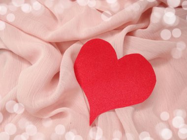 pembe ipek malzeme ile kalp şekli aşk kavramı arka plan