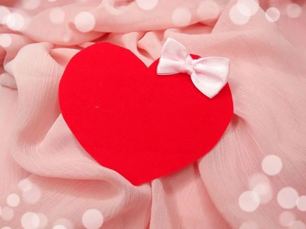 Üdvözlőlap rózsaszín selyem anyagból és a szív szeretet fogalma — Stock Fotó