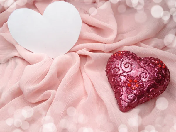 Tarjeta de felicitación en material de seda rosa y el concepto de amor del corazón —  Fotos de Stock