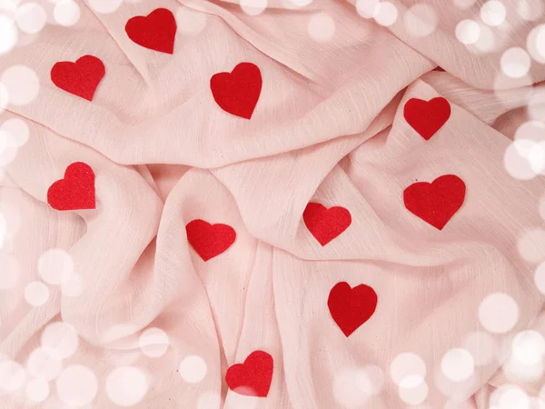 Rózsaszín selyem anyagból, szív alakú szerelem fogalmát háttérrel — Stock Fotó