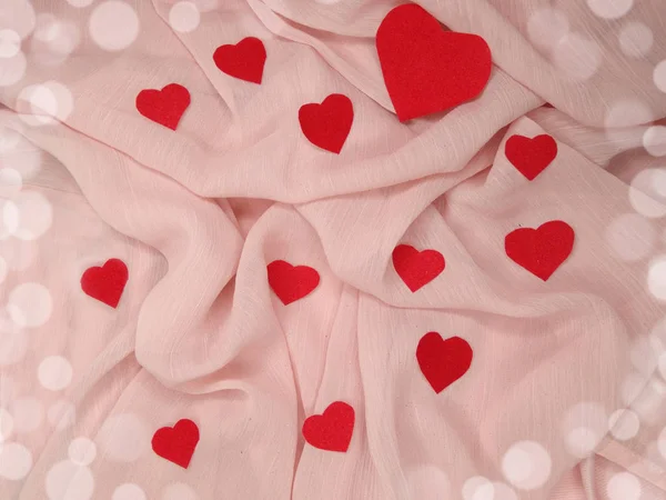 Materiale di seta rosa con concetto di amore a forma di cuore — Foto Stock