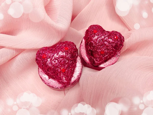 粉红色丝绸材料与心形状爱情观 — 图库照片