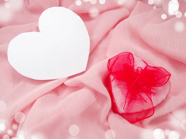 Рожевий шовковий матеріал з серцем подарункова коробка у формі любові концепція — стокове фото