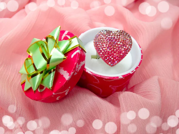 Anillo de joyería con forma de corazón concepto de amor —  Fotos de Stock