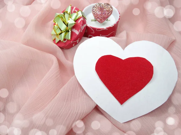 Ékszer gyűrű szív alakú szeretet fogalma — Stock Fotó