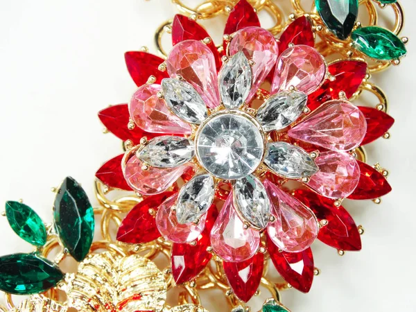 Joyas con cristales brillantes broche moda de lujo —  Fotos de Stock