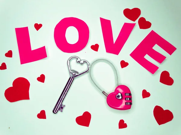Вітальна листівка Валентина день любов ключ до серця концепції — стокове фото