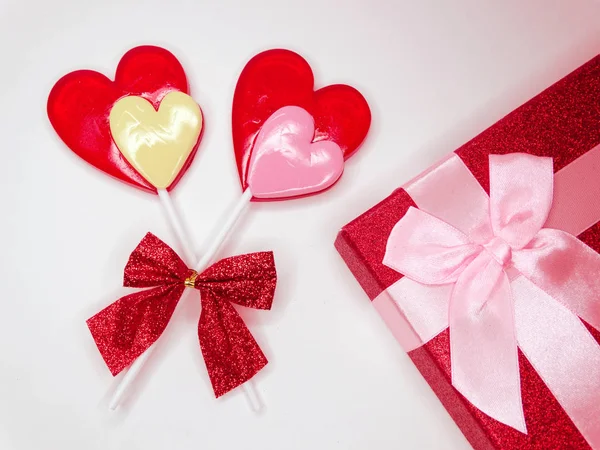 Doboz szív nyalókák Valentin-napi szeretet ünnep fogalma — Stock Fotó