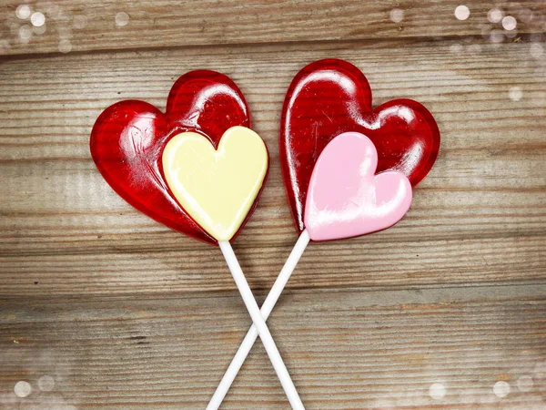 Corazón piruletas dulce amor día de San Valentín sobre fondo de madera — Foto de Stock