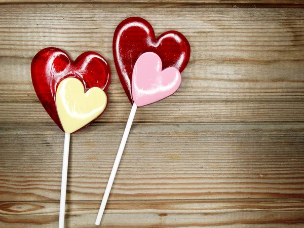 Corazón piruletas dulce amor día de San Valentín sobre fondo de madera — Foto de Stock