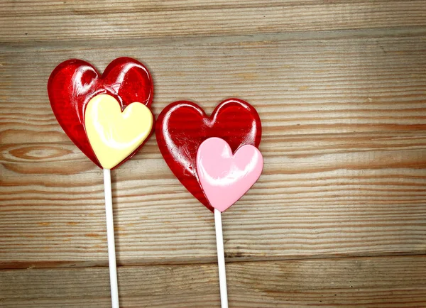 Szív nyalókák édes szerelem Valentin nap a fából készült háttér — Stock Fotó