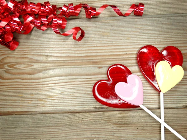 Corazón piruletas dulce amor día de San Valentín sobre fondo de madera — Foto de Stock