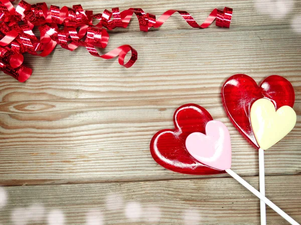 Corazón piruletas dulce amor día de San Valentín sobre fondo de madera — Foto de Stock
