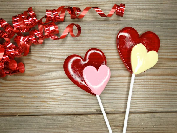 Hart lollies sweet love Valentijnsdag op houten achtergrond — Stockfoto