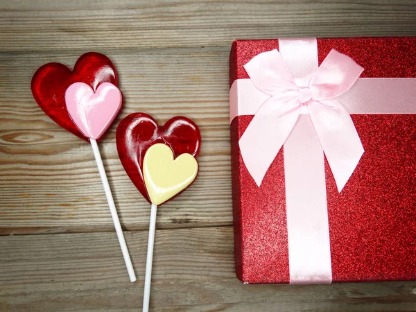ハートのロリポップ甘い愛バレンタインデーの木製の背景 — ストック写真